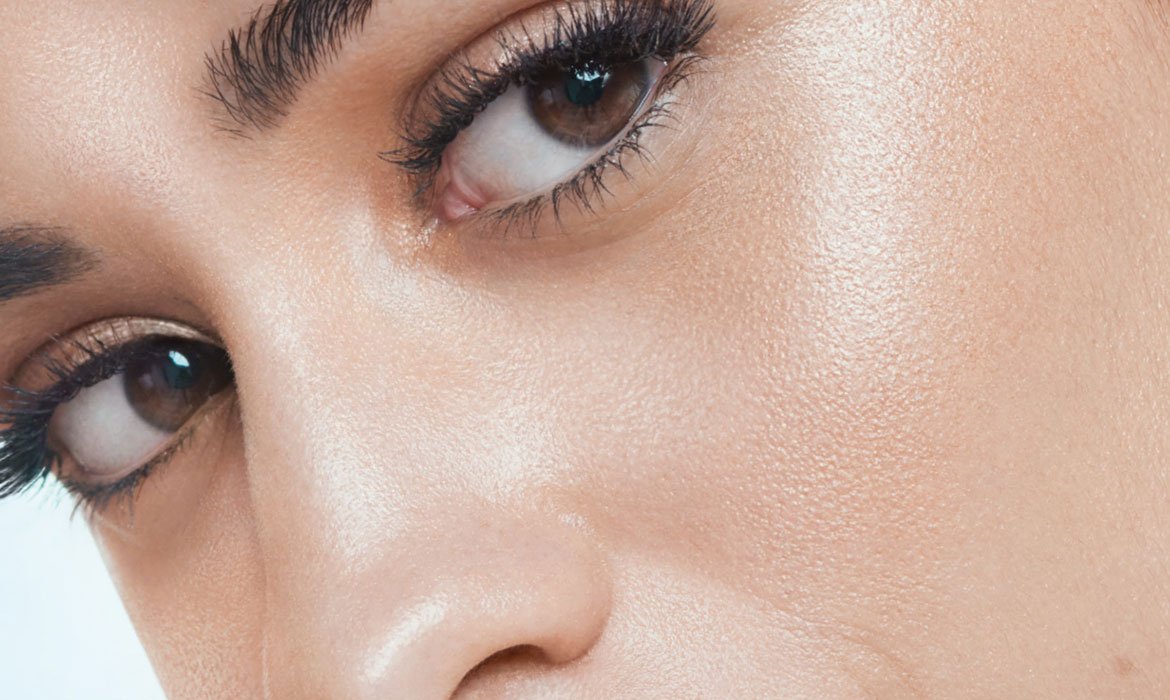 El iluminador es el último punch en cualquier maquillaje bronceado de nivel. Aplícatelo en zonas estratégicas como Camila Cabello y resalta las facciones que más te interesen de tu rostro.